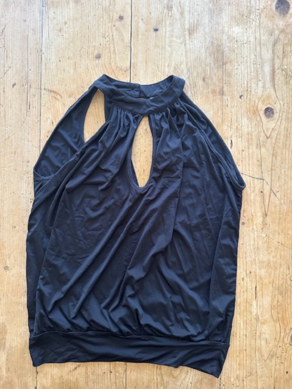 Fluxus Black Key Hole Top Size L